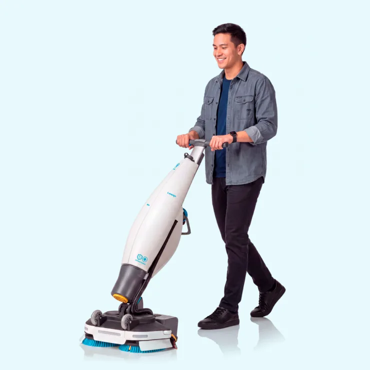 Een medewerker reinigt met de i-mop 46 modular met i-balance veersysteem